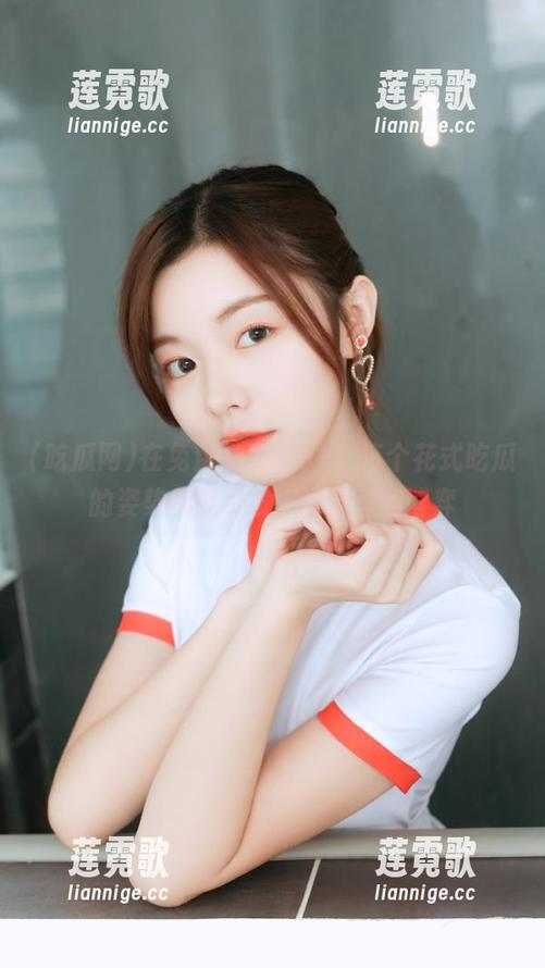 在免费吃瓜网91，每个花式吃瓜的姿势都能引发一场云里的博弈