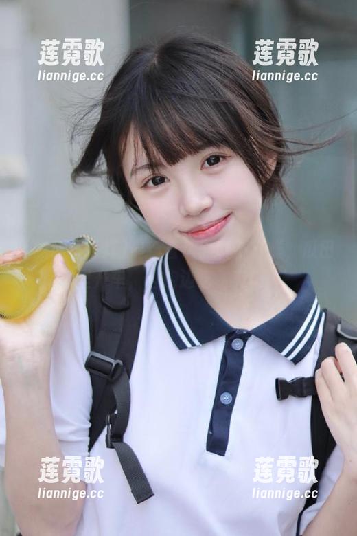 最新直达黑料不打烊，瓜田里开车，边跑边吃，爽爽！