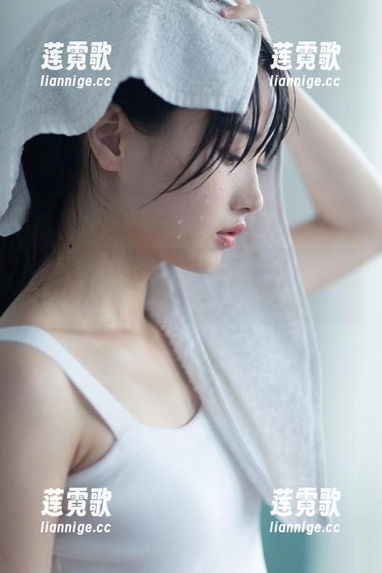 黑料吃瓜网直达：吃大瓜，满满一筐，心里甜得像个小果子！
